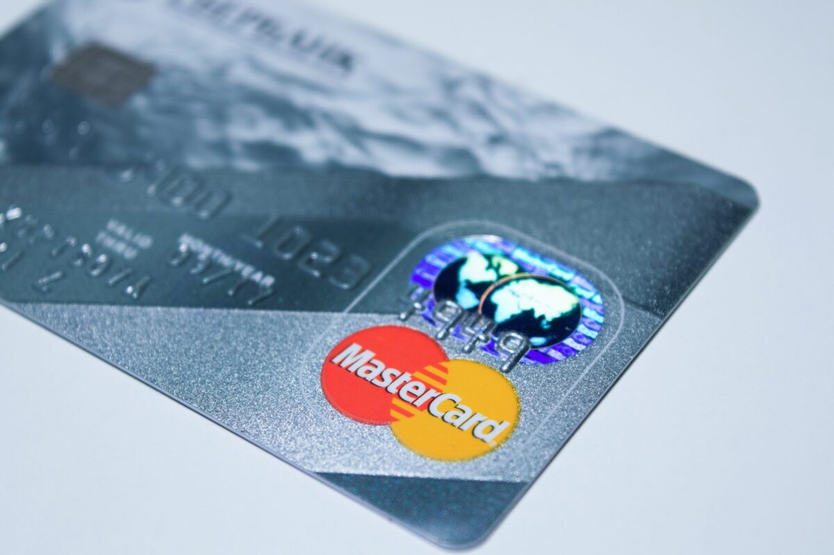 Mastercard y Visa enfrentan demanda colectiva por intercambio de tarjetas corporativas
