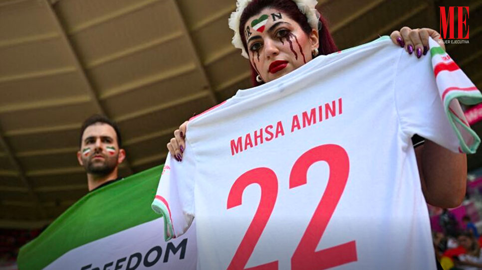 ¡Indignante! Retiran camiseta a aficionada de Irán con el nombre de Mahsa Amini en Qatar