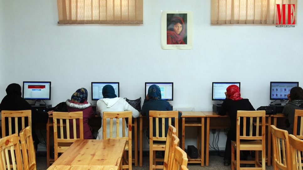 Mujeres afganas podrán tomar cursos gratis de Universidades británicas
