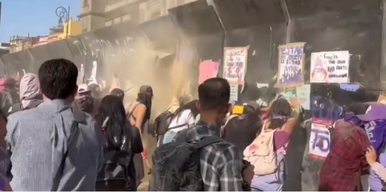 Denuncian uso de gas corrosivo contra colectivos feministas en Palacio Nacional