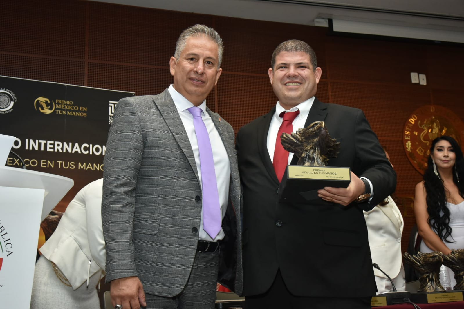 Miguel Garza recibe el premio ‘México en tus Manos’