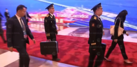 Putin es filmado en China acompañado de oficiales con maletín nuclear ruso 0