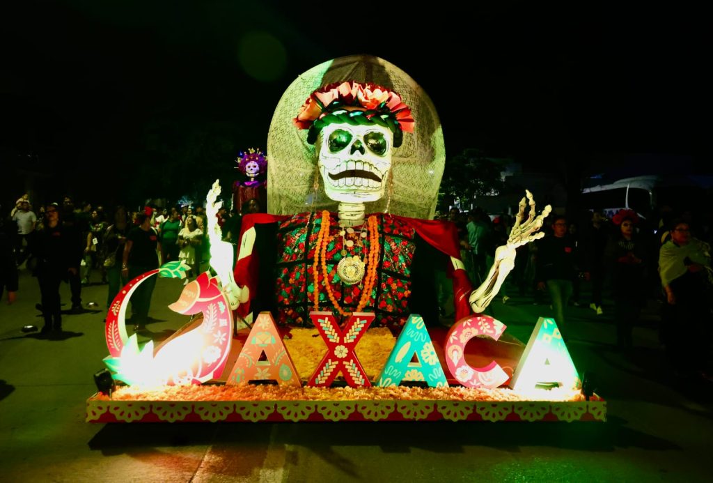 Celebra Oaxaca al máximo la Segunda Magna Comparsa en el Día de Muertos 1
