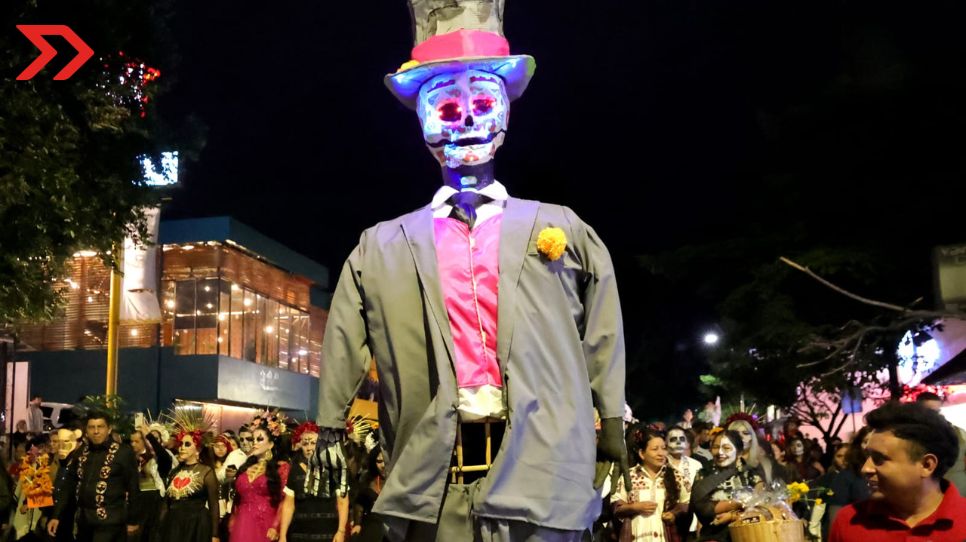 Celebra Oaxaca al máximo la Segunda Magna Comparsa en el Día de Muertos
