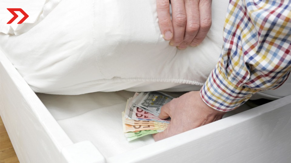 El riesgo de guardar el dinero debajo del colchón