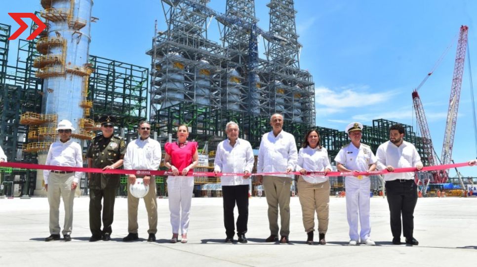 AMLO anuncia que Dos Bocas comenzará a refinar combustible en abril de 2024