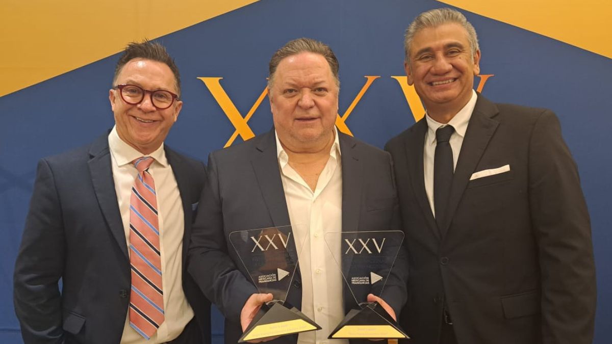 Wings Army recibe el Premio a Mejor Franquicia del año y mejor franquicia de alimentos y bebidas 2023, otorgado por la Asociación Mexicana de Franquicias