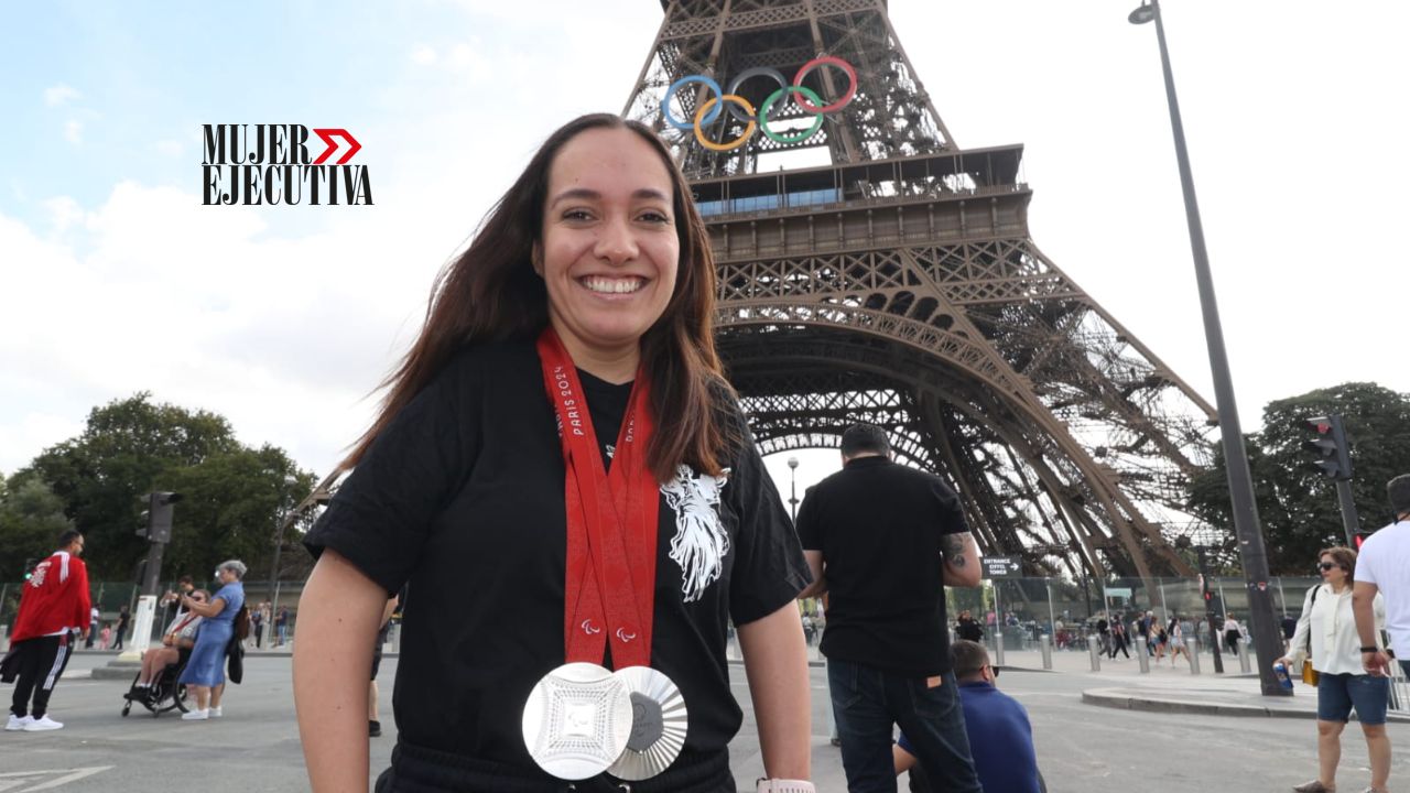 Haidee Viviana Aceves, doble medallista de plata en los Paralímpicos París 2024 celebra su triunfo en la Torre Eiffel