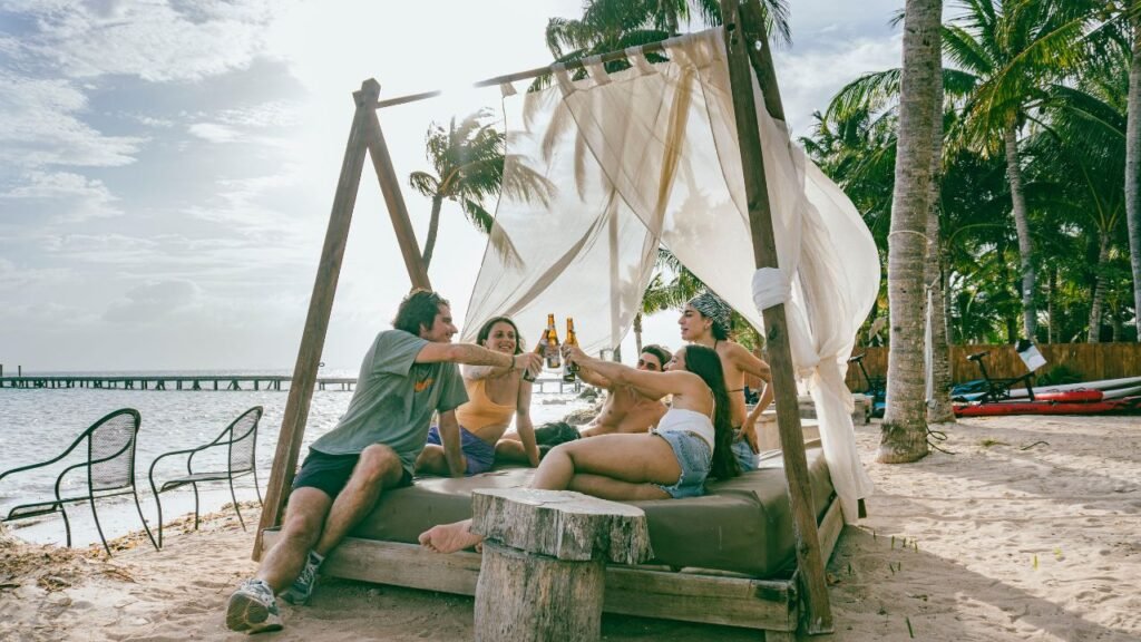 ¡Prepara tus maletas! Los mejores destinos y planes para un viaje con amigos en marzo. Experiencias únicas te esperan en Mayan Monkey.