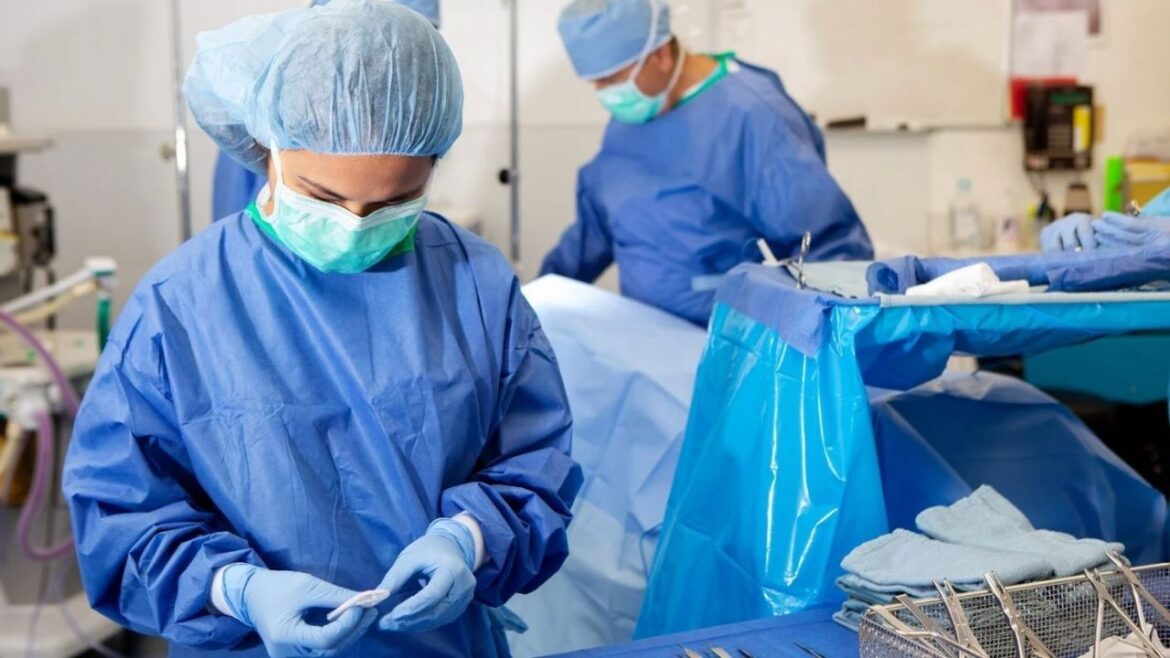 Desde SKKYD, Eugenio Gómez Rivero impulsa la producción de ropa quirúrgica desechable que cumple con normas internacionales y contribuye a la seguridad en hospitales públicos y privados de México.