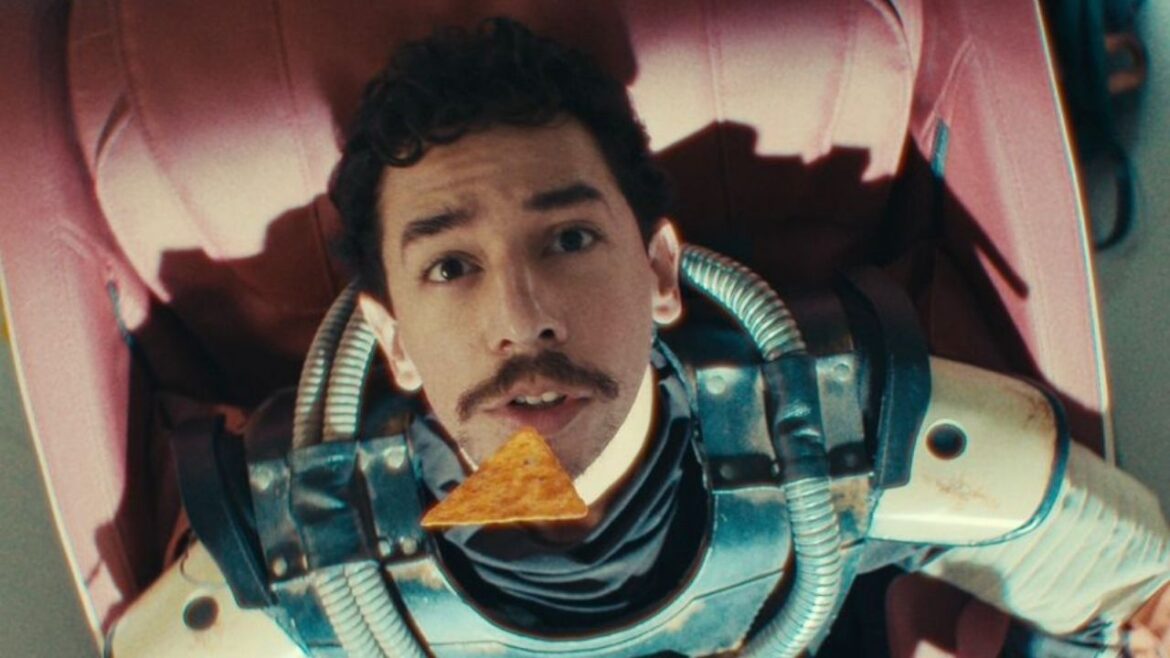 La campaña de Doritos imagina una versión inclusiva, libre y delirante de lo que podría ser un nuevo hogar.