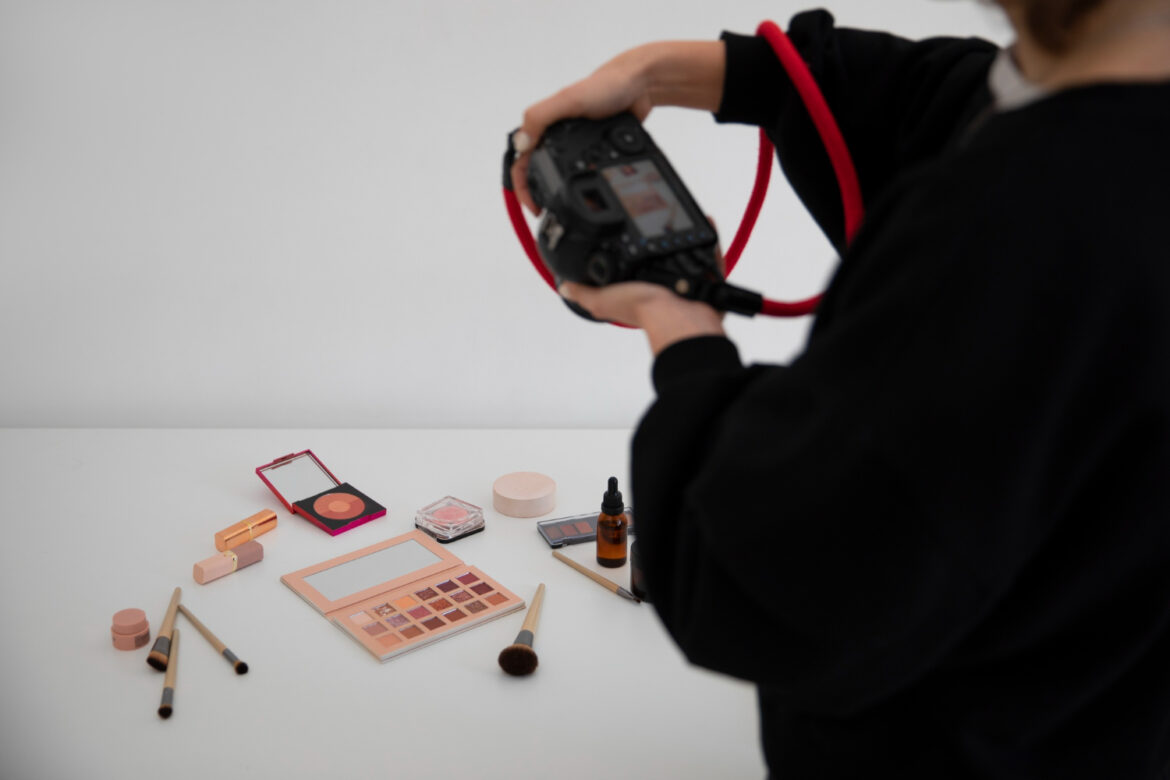 Cada plataforma es un lienzo diferente para las marcas de maquillaje, y la capacidad de adaptar el mensaje y el formato es crucial para el éxito digital.