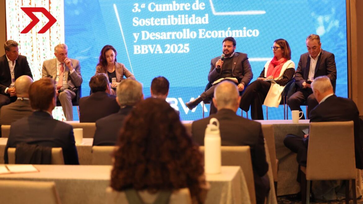 Turismo propuso estrategias sostenibles para diversificación, restauración ecológica e inversión responsable en la Cumbre BBVA.