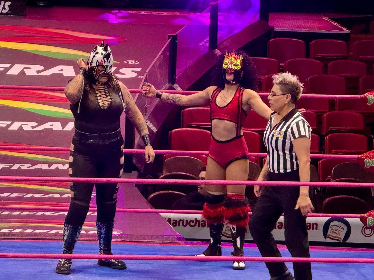 Banco Azteca Y Mujeres En Lucha Abarrotan La Arena Mexico